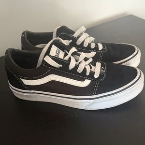Vans Classic Black and White Low-Tops Kids size 4